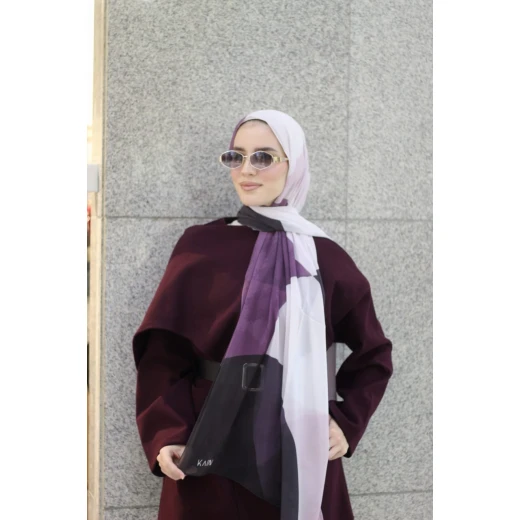 وشاح حجاب كاين سيركلز من الشيفون الجورجيت للنساء: ناعم، خفيف الوزن، وأنيق باللون البنفسجي. يتميز بحجم إضافي طويل (300 سم × 70 سم) لخيارات متعددة للتصميم وراحة تدوم طوال اليوم