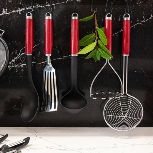 هراسة بطاطس KitchenAid من الفولاذ المقاوم للصدأ باللون الأحمر الإمبراطوري - كيتشن إيد - Image 3