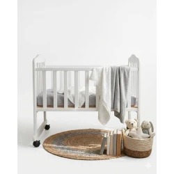 سرير أطفال خشبي هزاز مع عجلات قابلة للقفل وقاعدة خشبية طبيعية لون أبيض