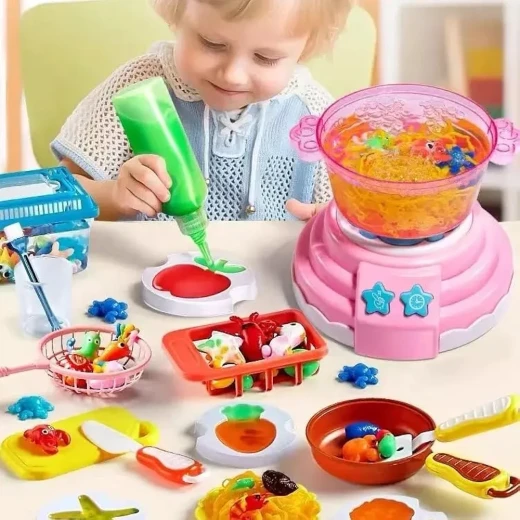 Magic Kitchen أو "مطبخ الماء السحري"، وهي لعبة إبداعية تتيح للأطفال صنع أشكال هلامية (جيل) ملونة ثلاثية الأبعاد باستخدام "الجل السحري" وقوالب متنوعة - كرييتيفز - Image 2