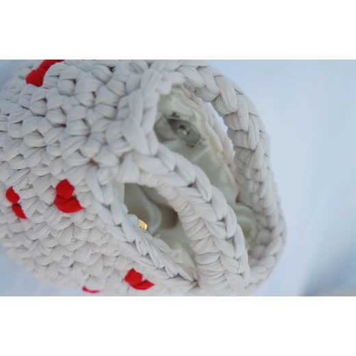 Round Crochet Bag in Off-White with Red or Pink Heart Details, Handmade Stylish Mini Bag 12×15 cm for Casual Outings, Gifts, and Trendy Everyday Fashion - Crochet zino - Image 3