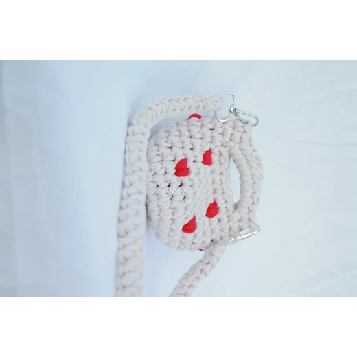 Round Crochet Bag in Off-White with Red or Pink Heart Details, Handmade Stylish Mini Bag 12×15 cm for Casual Outings, Gifts, and Trendy Everyday Fashion - Crochet zino - Image 5