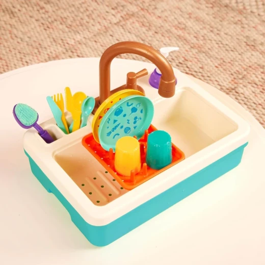 لعبة مغسلة سبلاش آند سباركل التفاعلية للأطفال مكونة من 16 قطعة مناسبة لعمر 3 سنوات وما فوق تشمل صنبور يعمل فعلياً ورف أطباق وموزع صابون وأطباق وأكواب متغيرة اللون وأدوات تنظيف للعب التخيلي من بتات - Battat - Image 7