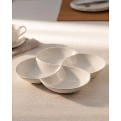 طبق تقديم صغير بتصميم 4 أقسام – نيو بون تشاينا – 17×17×2.7 سم – أبيض أنيق من مدام كوكو