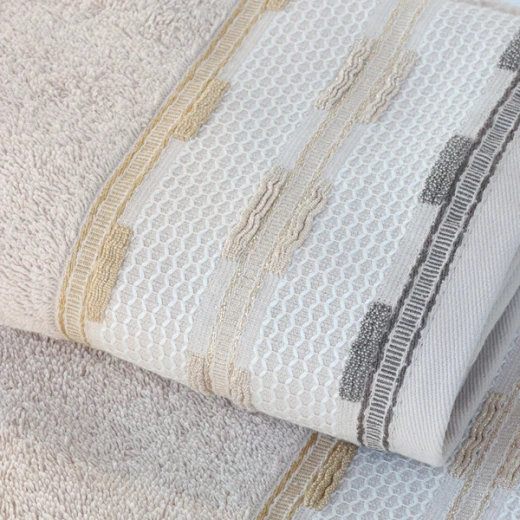 نوفا هوم Luster بشكير (منشفة) بتطريز وتفاصيل لامعة - 100% قطن جاكار - 90x150 سم - بيج - نوفا هوم - Image 3