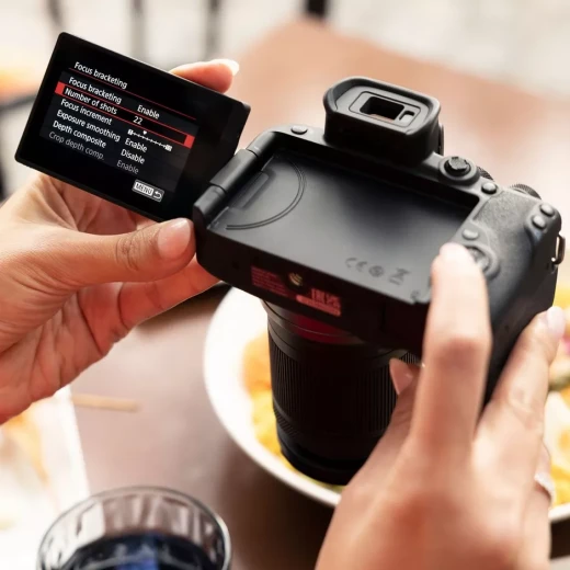 كاميرا Canon EOS R10 مع عدسة RF-S 18-45 مم IS STM (5331C010AA)، كاميرا ميرورلس قوية تتميز بتركيز تلقائي سريع، جودة صور عالية، تصوير فيديو 4K، وعدسة زوم متعددة الاستخدام مناسبة للتصوير وصناعة المحتوى - كانون - Image 2