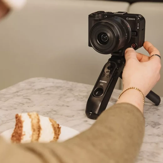 Canon EOS R50 V with RF-S 14-30mm PZ lens, a compact mirrorless camera built for content creators, offering high-quality video and photos, wide-angle zoom, fast autofocus, smooth performance, and lightweight design ideal for vlogging and social media - Canon - Image 3