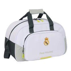 حقيبة رياضية 40 سم ريال مدريد 25/26 – تصميم رسمي للنادي، متينة وخفيفة، مساحة داخلية مناسبة، مقابض قوية، مناسبة للرياضة والتمارين والسفر والاستخدام اليومي من براند safta.