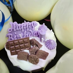 كعكة عيد ميلاد مصنوعة من الشمع من سكين آند بيوند