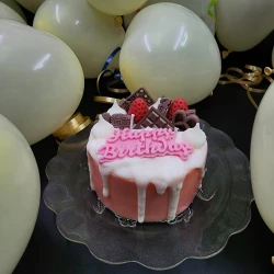 كعكة عيد ميلاد مصنوعة من الشمع من سكين آند بيوند