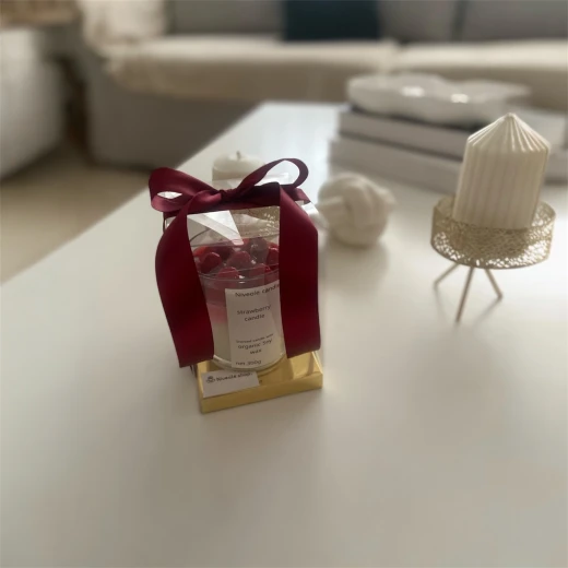 نايفيول شمعة كوب فراولة بشمع صويا معطر – مصنوعة يدويًا 100%، مزينة بفراولة وطبقة شمع جيل لامعة بشكل جليز، ديكور فاخر وهدية مثالية للمناسبات - نيفول - Image 4