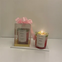 نايفيول شمعة كوب ماتشا وفراولة بطبقات شمع صويا معطر – مصنوعة يدويًا 100%، مزينة بطبقات الماتشا والفراولة مع شمع جل بشكل ثلجي لامع، ديكور فاخر وهدية مثالية للمناسبا