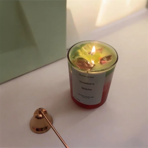 نايفيول شمعة كوب ماتشا وفراولة بطبقات شمع صويا معطر – مصنوعة يدويًا 100%، مزينة بطبقات الماتشا والفراولة مع شمع جل بشكل ثلجي لامع، ديكور فاخر وهدية مثالية للمناسبا - نيفول - Image 4