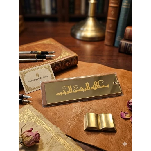 فاصل كتب فاخر بتصميم خط عربي ذهبي، مقاس 15×5 سم، يتميز بطابع أنيق مستوحى من الفن العربي التقليدي مثالي للكتب والهدايا ويضيف لمسة راقية وفاخرة لتجربة القراءة - تايمليس جفتس - Image 2