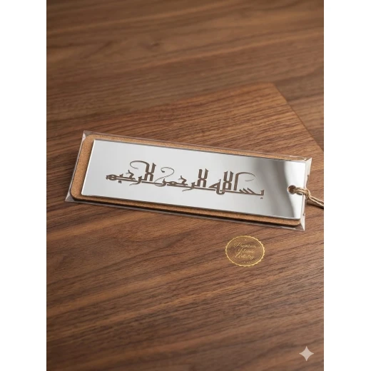 فاصل كتب فاخر بتصميم خط عربي لون فضي  ، مقاس 14×4.5 سم، يتميز بطابع أنيق مستوحى من الفن العربي التقليدي مثالي للكتب والهدايا ويضيف لمسة راقية لتجربة القراء - تايمليس جفتس - Image 6