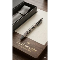 قلم حبر جاف بنقشة ليوبارد بتصميم عصري وأنيق مناسب للاستخدام اليومي أو كهدية مميزة ويضيف لمسة جريئة وموضة لمستلزماتك المكتبية