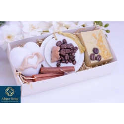 A gift box of luxurious coffee-scented soap, carefully crafted to provide a warm and refreshing fragrance experience for the skin, ideal as a special gift for coffee lovers and adding an elegant touch to any special occasion or everyday use
