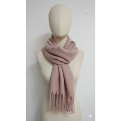 وشاح شتوي طويل ناعم وانيق  بفضل طوله السخي الذي يبلغ 2 متر وعرضه المثالي 50 سم، مما يتيح لك تنسيقه بطرق متعددة ومختلفة الأشكال