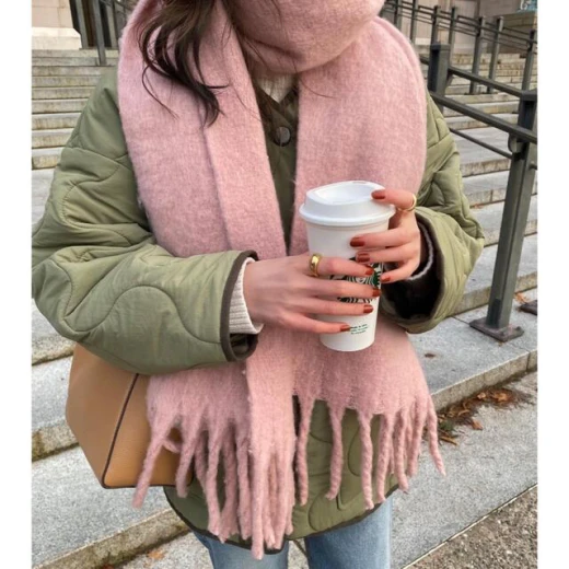 وشاح شتوي طويل ناعم وانيق تغطية فائقة وراحة استثنائية، بفضل طوله السخي الذي يبلغ 2 متر وعرضه المثالي 50 سم، مما يتيح لك تنسيقه بطرق متعددة ومختلفة الأشكال - اي اس ارت - Image 2