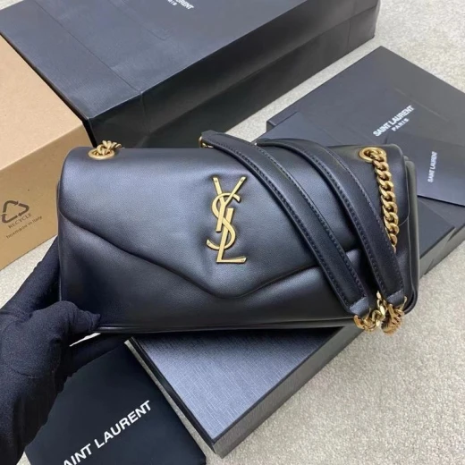 حقيبة يد نسائية كوبي ون مستوحاة من تصميم YSL، مصنوعة بجودة عالية وتفاصيل دقيقة تمنح مظهرًا أنيقًا وفاخرًا، تأتي مع جميع الإكسسوارات المرافقة، مناسبة للاستخدام اليومي والمناسبات الخاصة بإطلالة عصرية راقية - اي اس ارت - Image 2