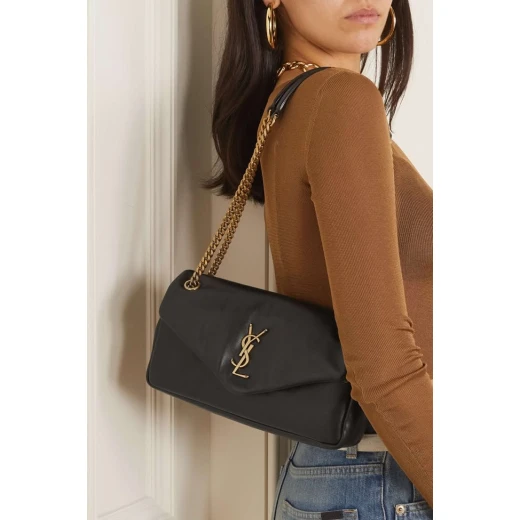 حقيبة يد نسائية كوبي ون مستوحاة من تصميم YSL، مصنوعة بجودة عالية وتفاصيل دقيقة تمنح مظهرًا أنيقًا وفاخرًا، تأتي مع جميع الإكسسوارات المرافقة، مناسبة للاستخدام اليومي والمناسبات الخاصة بإطلالة عصرية راقية - اي اس ارت - Image 3