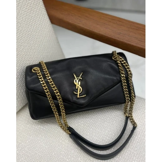 حقيبة يد نسائية كوبي ون مستوحاة من تصميم YSL، مصنوعة بجودة عالية وتفاصيل دقيقة تمنح مظهرًا أنيقًا وفاخرًا، تأتي مع جميع الإكسسوارات المرافقة، مناسبة للاستخدام اليومي والمناسبات الخاصة بإطلالة عصرية راقية - اي اس ارت - Image 4