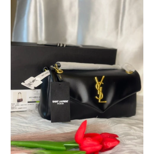 حقيبة يد نسائية كوبي ون مستوحاة من تصميم YSL، مصنوعة بجودة عالية وتفاصيل دقيقة تمنح مظهرًا أنيقًا وفاخرًا، تأتي مع جميع الإكسسوارات المرافقة، مناسبة للاستخدام اليومي والمناسبات الخاصة بإطلالة عصرية راقية - اي اس ارت - Image 5