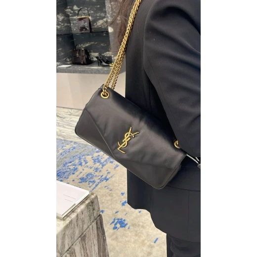 حقيبة يد نسائية كوبي ون مستوحاة من تصميم YSL، مصنوعة بجودة عالية وتفاصيل دقيقة تمنح مظهرًا أنيقًا وفاخرًا، تأتي مع جميع الإكسسوارات المرافقة، مناسبة للاستخدام اليومي والمناسبات الخاصة بإطلالة عصرية راقية - اي اس ارت - Image 6