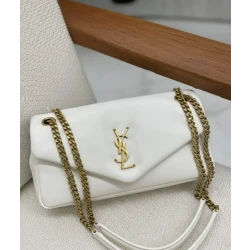 حقيبة يد نسائية كوبي ون مستوحاة من تصميم YSL، مصنوعة بجودة عالية وتفاصيل دقيقة تمنح مظهرًا أنيقًا وفاخرًا، تأتي مع جميع الإكسسوارات المرافقة، مناسبة للاستخدام اليومي والمناسبات الخاصة بإطلالة عصرية راقية