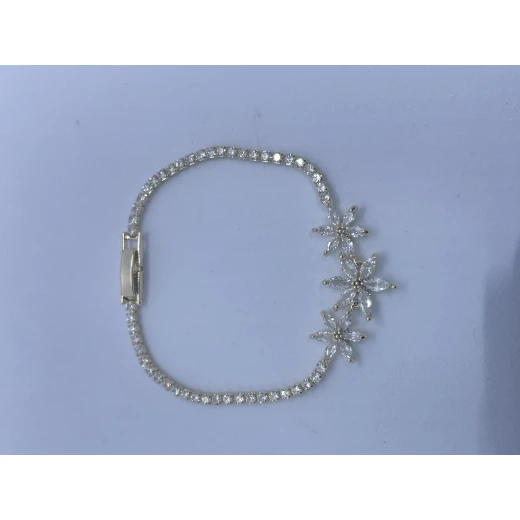 AURA Gold zircon bracelet adorned with crystals and featuring three elegant roses at the center – a charming feminine touch. - Aura - Image 2