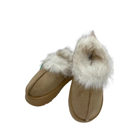 Kids’ closed fur slipper with rubber sole in a warm coffee shade, size 24-25. Soft, cozy, and perfect for little feet during winter Kids’ closed fur slipper with rubber sole in a warm coffee shade, size 24-25. Soft, cozy, and perfect for little feet during winter