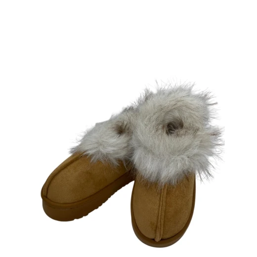 Kids’ fur-lined winter slipper in khaki, size 26-27, Soft, warm, and perfect for active winter days Kids’ fur-lined winter slipper in khaki, size 26-27, Soft, warm, and perfect for active winter days