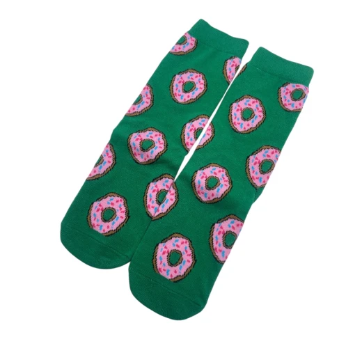 جرابات قطنية طويلة باللون الأخضر تحمل رسمة حبات الدونات باللون الزهري، ناعمة ومريحة للّبس اليومي وتضفي لمسة مرحة وحيوية على أي إطلالة. جرابات قطنية طويلة باللون الأخضر تحمل رسمة حبات الدونات باللون الزهري، ناعمة ومريحة للّبس اليومي وتضفي لمسة مرحة وحيوية على أي إطلالة.