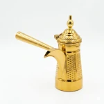 مصب قهوة ذهبي فاخر بتصميم تراثي مطرّق مع غطاء ومقبض طويل (حجم صغير) – إناء تقديم وضيافة للقهوة العربية من عتاد - عتاد