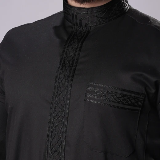 ثوب أسود مطرّز رجالي مقاس (اكس لارج-64) بتفاصيل فاخرة وخياطة راقية من مدراز - مدراز - Image 2