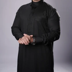 ثوب أسود مطرّز رجالي مقاس (2 اكس لارج-56) بتفاصيل فاخرة وخياطة راقية من مدراز