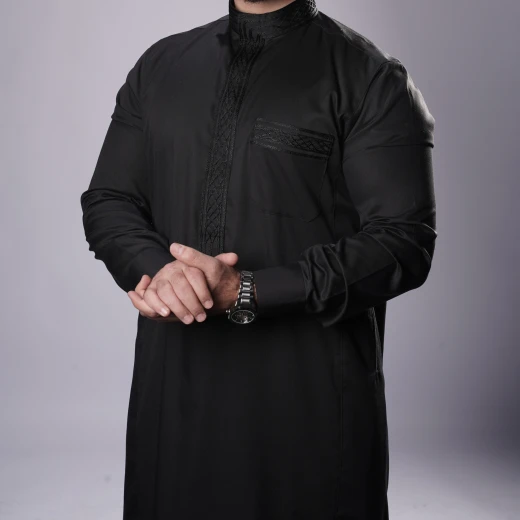 ثوب أسود مطرّز رجالي مقاس (2 اكس لارج-56) بتفاصيل فاخرة وخياطة راقية من مدراز - مدراز - Image 3