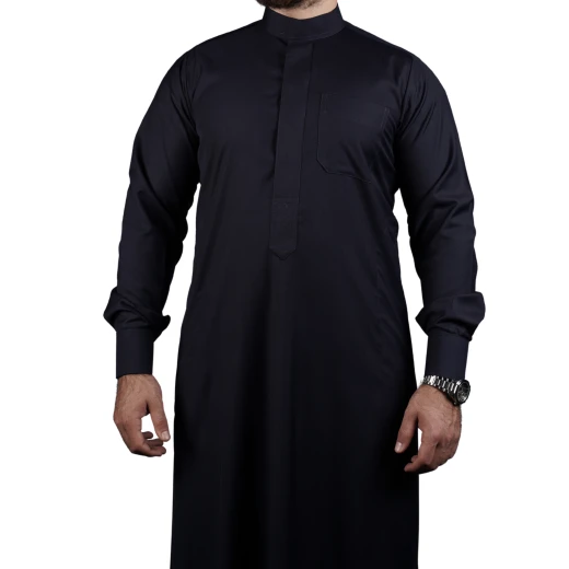 ثوب كحلي سادة مقاس (لارج) بتصميم أنيق وخياطة متقنة – من مدراز ثوب كحلي سادة مقاس (لارج) بتصميم أنيق وخياطة متقنة – من مدراز