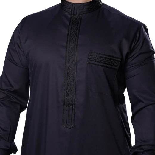 ثوب كحلي مطرّز مقاس (لارج-56) بتصميم أنيق ومريح للمناسبات اليومية – صناعة عالية الجودة من مدراز - مدراز - Image 3