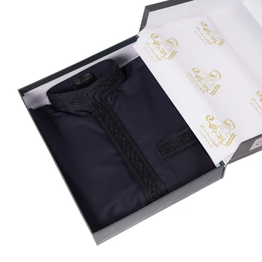 ثوب كحلي مطرّز مقاس (لارج-60) بتصميم أنيق ومريح للمناسبات اليومية – صناعة عالية الجودة من مدراز - مدراز - Image 4