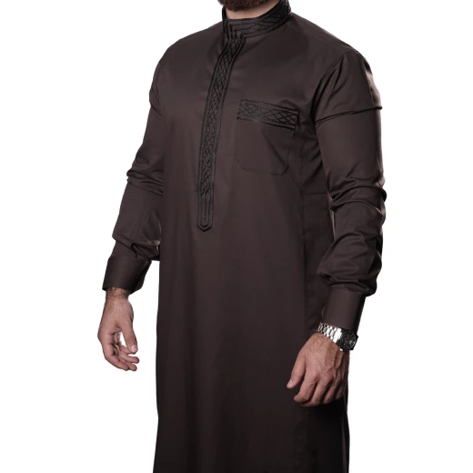 ثوب رجالي مطرز بلون بني مقاس (3 اكس لارج-58) – بخامة مريحة وتصميم كلاسيكي مناسب للاستخدام اليومي والمناسبات من مدراز ثوب رجالي مطرز بلون بني مقاس (3 اكس لارج-58) – بخامة مريحة وتصميم كلاسيكي مناسب للاستخدام اليومي والمناسبات من مدراز