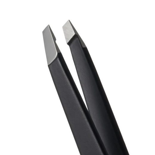 مجموعة أدوات تجميل احترافية لإزالة شعر الحاجب من Browgame Cosmetics Blackout ملاقط مائلة - بروغيم كوزمتكس - Image 3